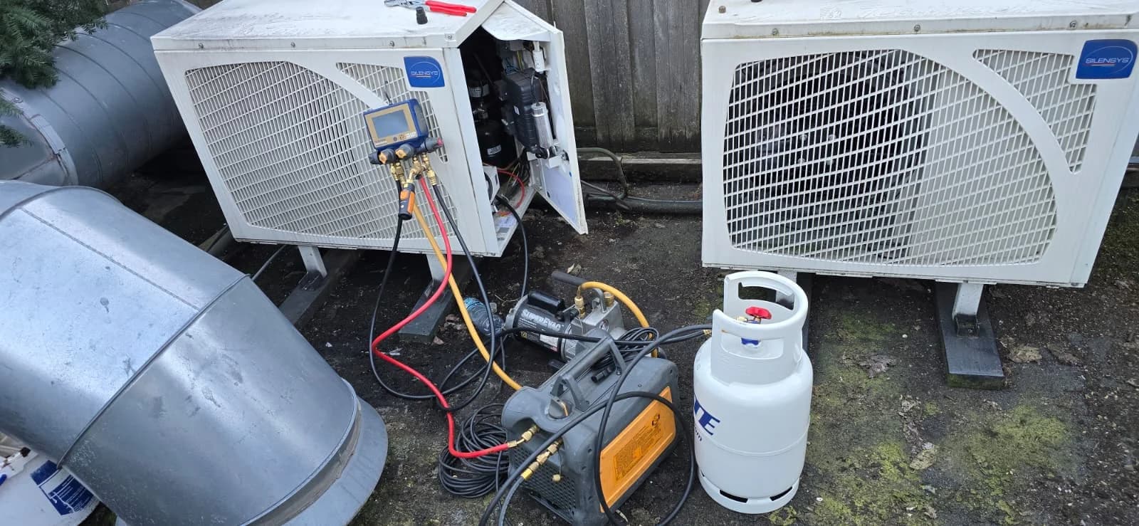 Servicebezoek aan een vriesinstallatie in een horecabedrijf