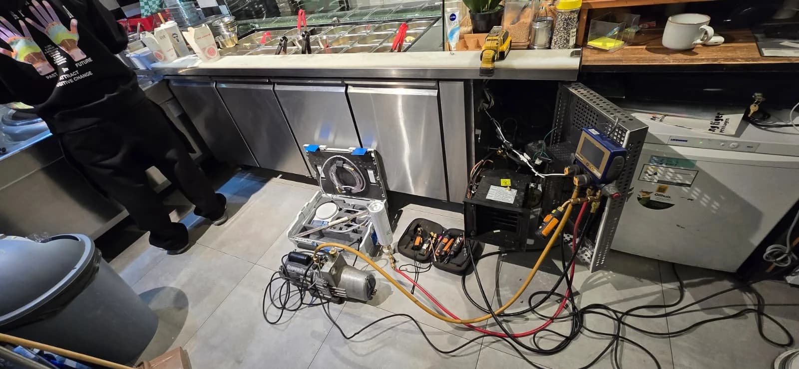 Preventieve service aan een professionele koelinstallatie